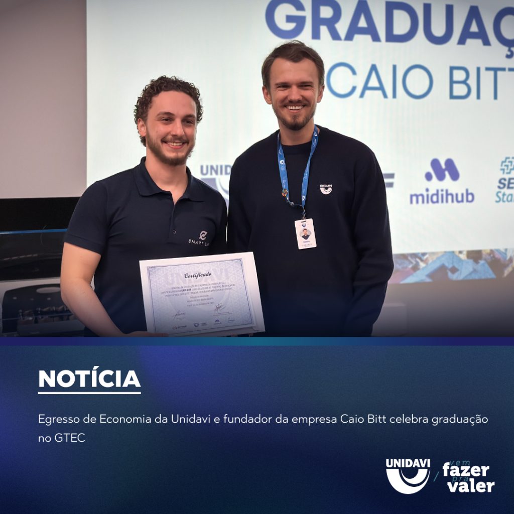 Egresso de Economia da Unidavi e fundador da empresa Caio Bitt celebra graduação no GTEC