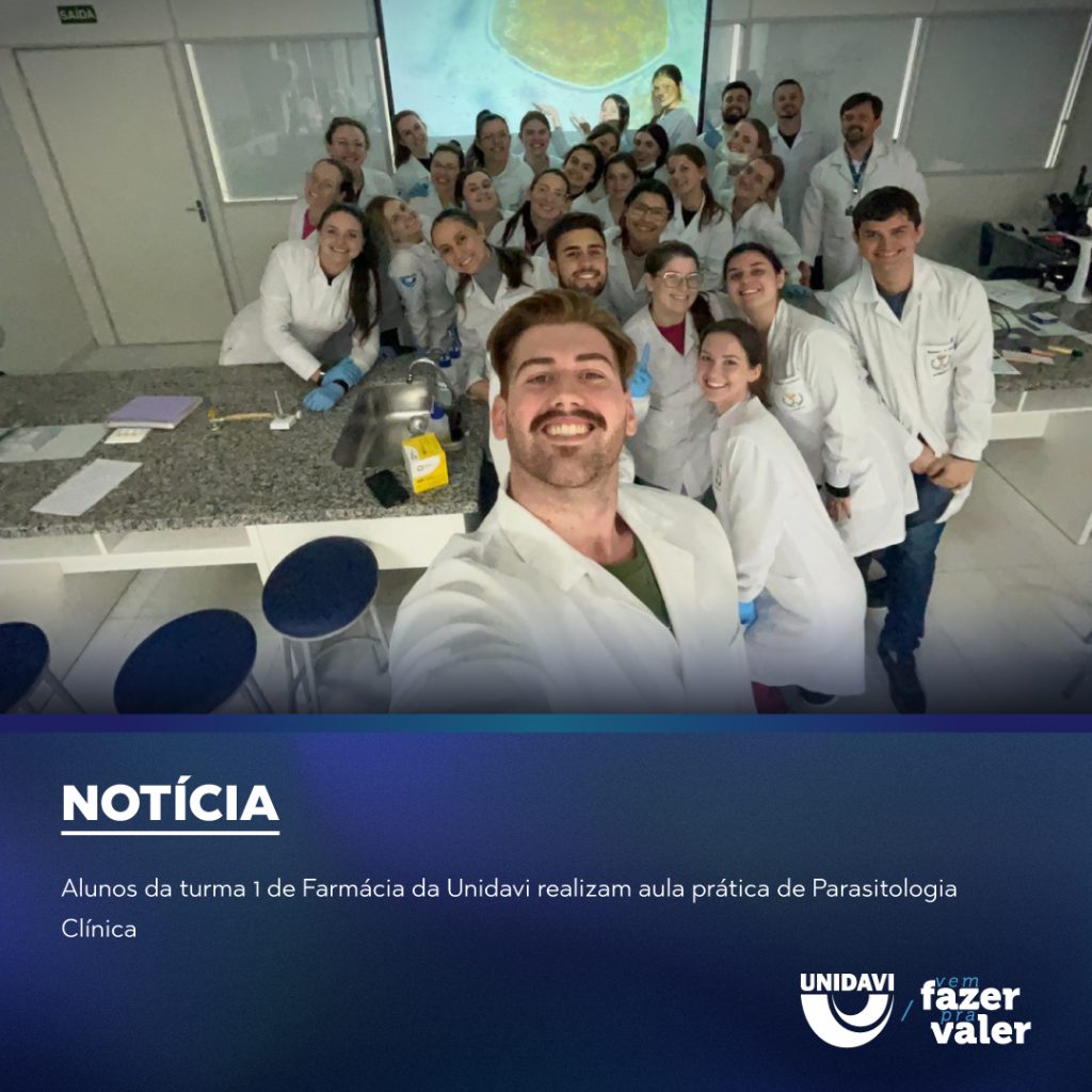 Alunos da turma 1 de Farmácia da Unidavi realizam aula prática de Parasitologia Clínica