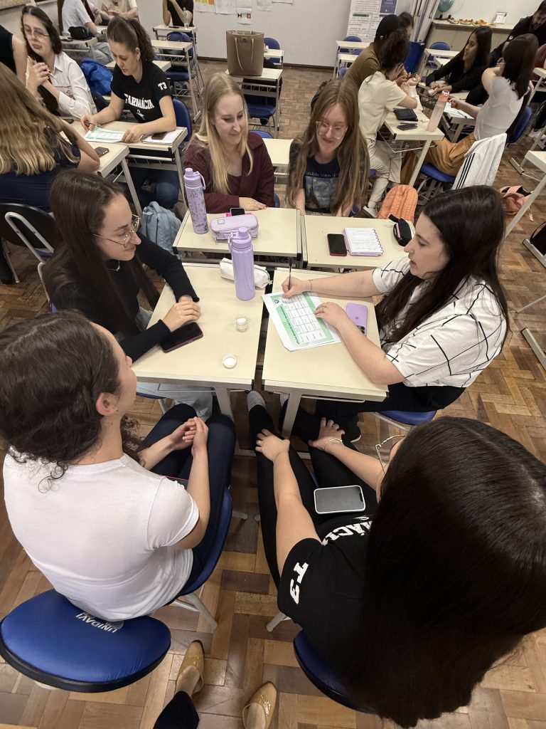 Estudantes vivenciam oficina sensorial e exploram texturas das formas farmacêuticas semissólidas