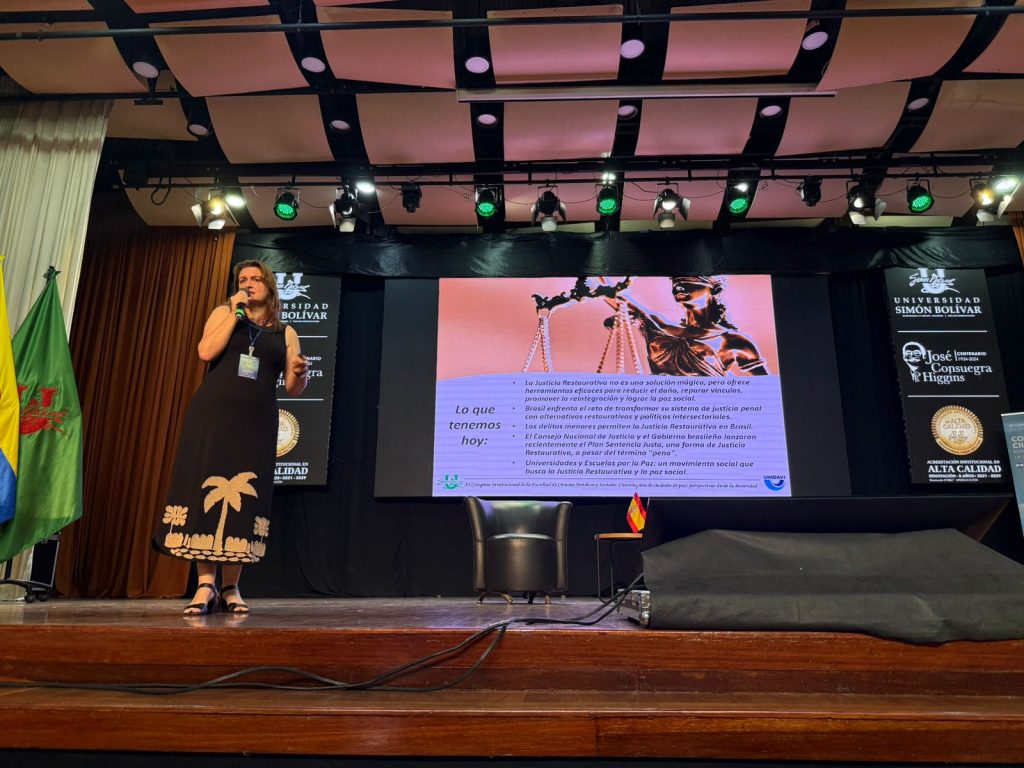 Pró-reitora da Unidavi representa o Brasil em dois eventos internacionais na Colômbia