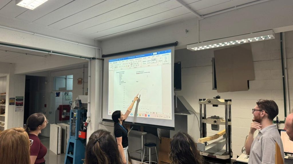 Acadêmicos da 10ª fase de Engenharia Civil realizam ensaios mecânicos em madeiras no Laboratório de Resistência dos Materiais