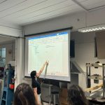 Acadêmicos da 10ª fase de Engenharia Civil realizam ensaios mecânicos em madeiras no Laboratório de Resistência dos Materiais
