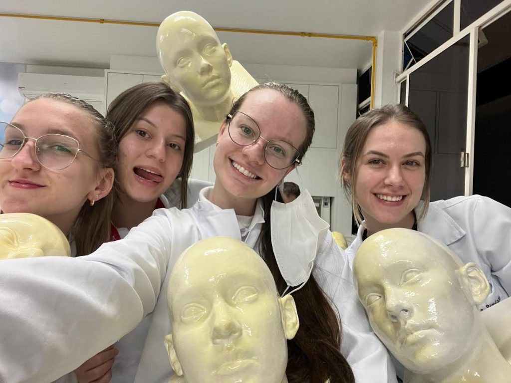 Prática Avançada em Estética: estudantes vivenciam técnicas com simulações realistas