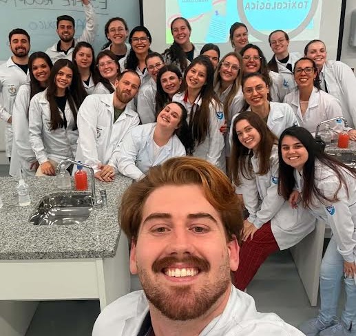 Acadêmicos de Farmácia têm aula prática interativa na unidade curricular de Toxicologia Clínica e Forense
