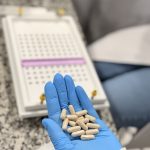 Farmacotécnica em Ação: Acadêmicos Vivenciam a Produção Magistral de Cápsulas