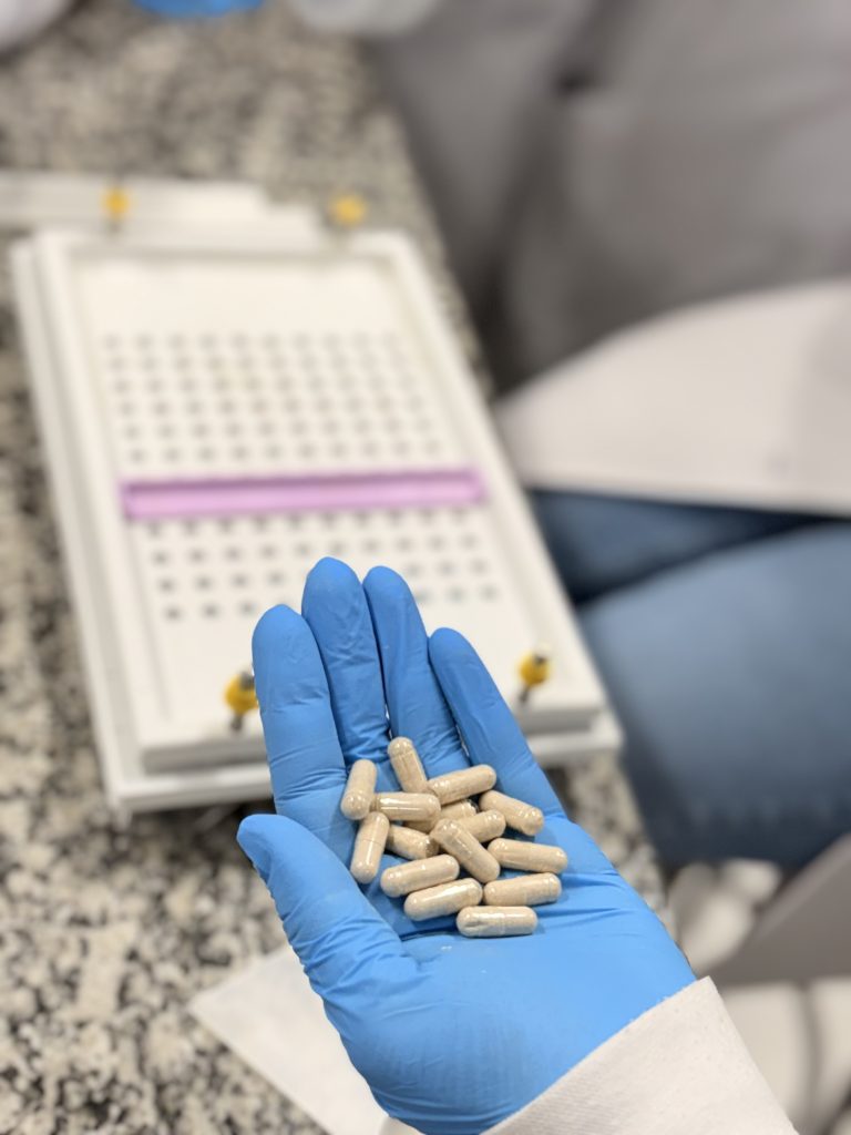 Farmacotécnica em Ação: Acadêmicos Vivenciam a Produção Magistral de Cápsulas