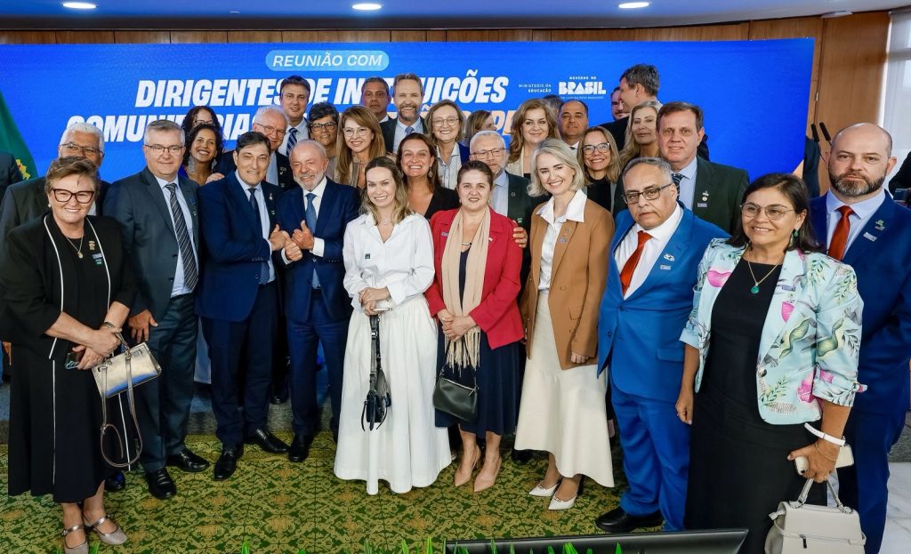 ACAFE participa da assinatura do decreto que regulamenta a Lei das Universidades Comunitárias