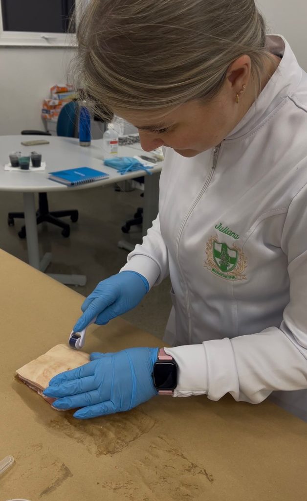 Aula prática de microagulhamento em Biomedicina