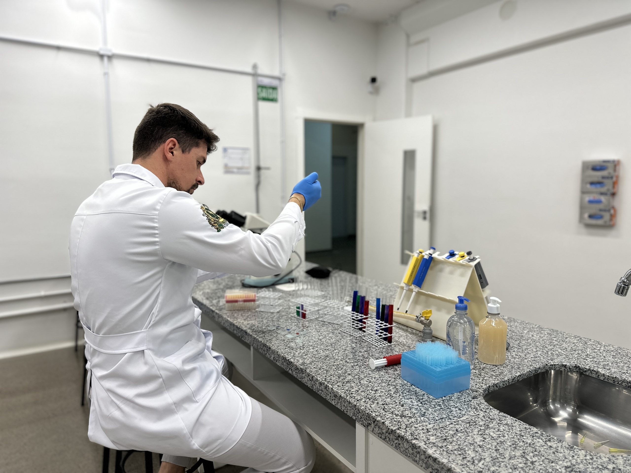 Primeira turma de Biomedicina inicia estágios em análises clínicas e ...