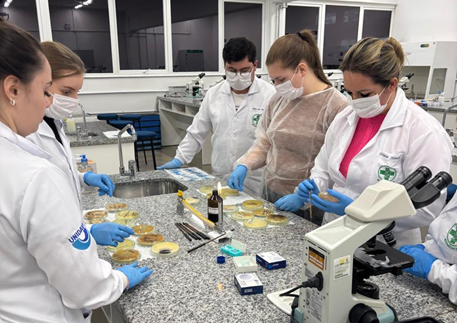 Aula prática de micologia no curso de Biomedicina da Unidavi