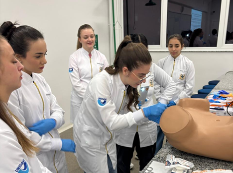 Aula prática de citologia clínica no curso de Biomedicina