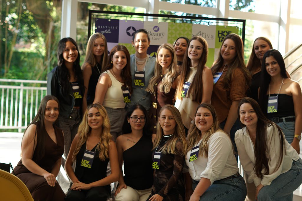 Acadêmicas de Biomedicina participam do Hoftalks – Evento de Estética em Blumenau