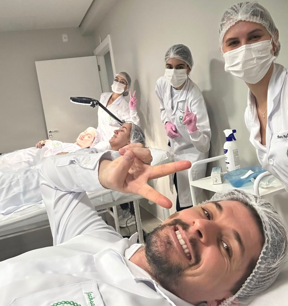 Acadêmicos de Biomedicina participam de visita técnica em clínica de estética
