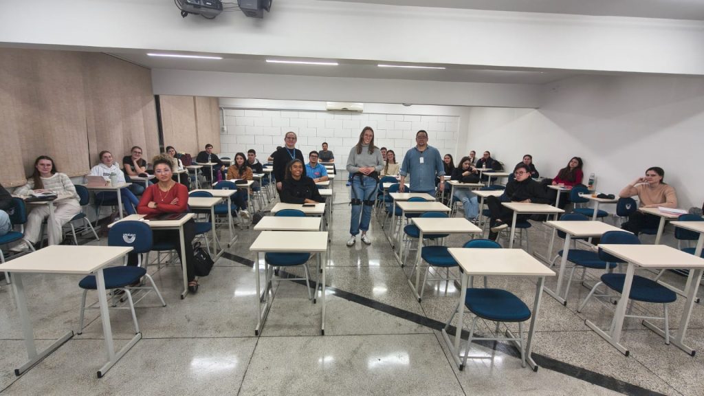 Acadêmicos de Fisioterapia vivenciam experiência com exoesqueleto