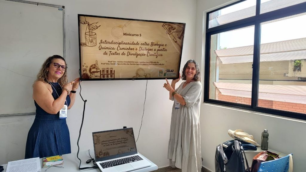 Diretora do Colégio Universitário Unidavi participa de evento focado na Biologia