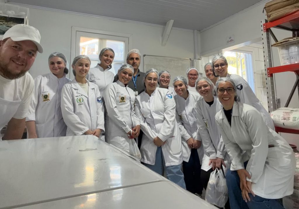 Acadêmicos de Farmácia vivenciam rotina de agroindústria durante visita técnica à Doces Hoeller