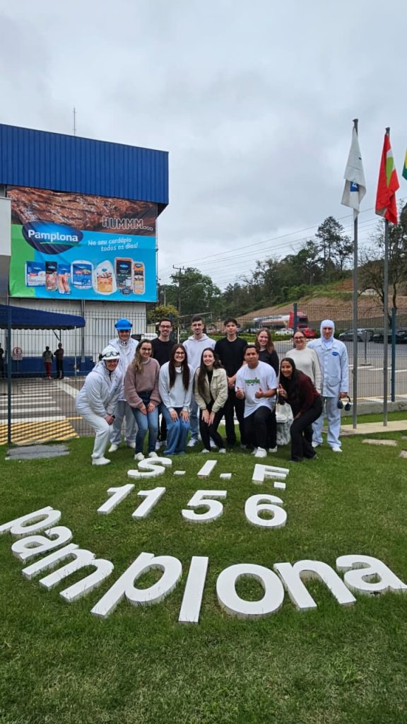 Acadêmicos realizam visitas técnicas às unidades da Pamplona em Presidente Getúlio e Rio do Sul