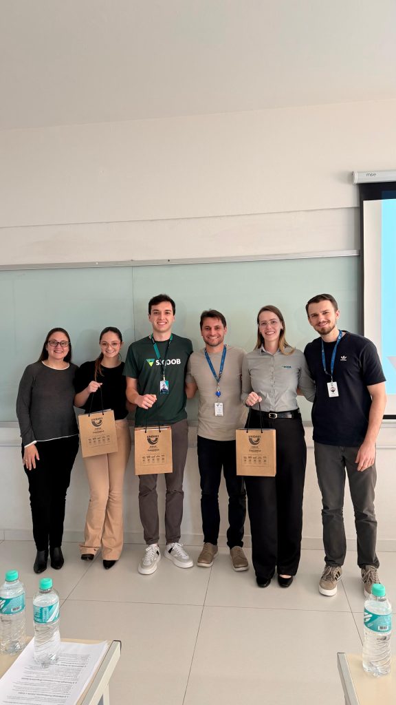 Laboratório de Finanças e Sicoob Alto Vale promovem palestra sobre educação financeira para colaboradores da UNIDAVI
