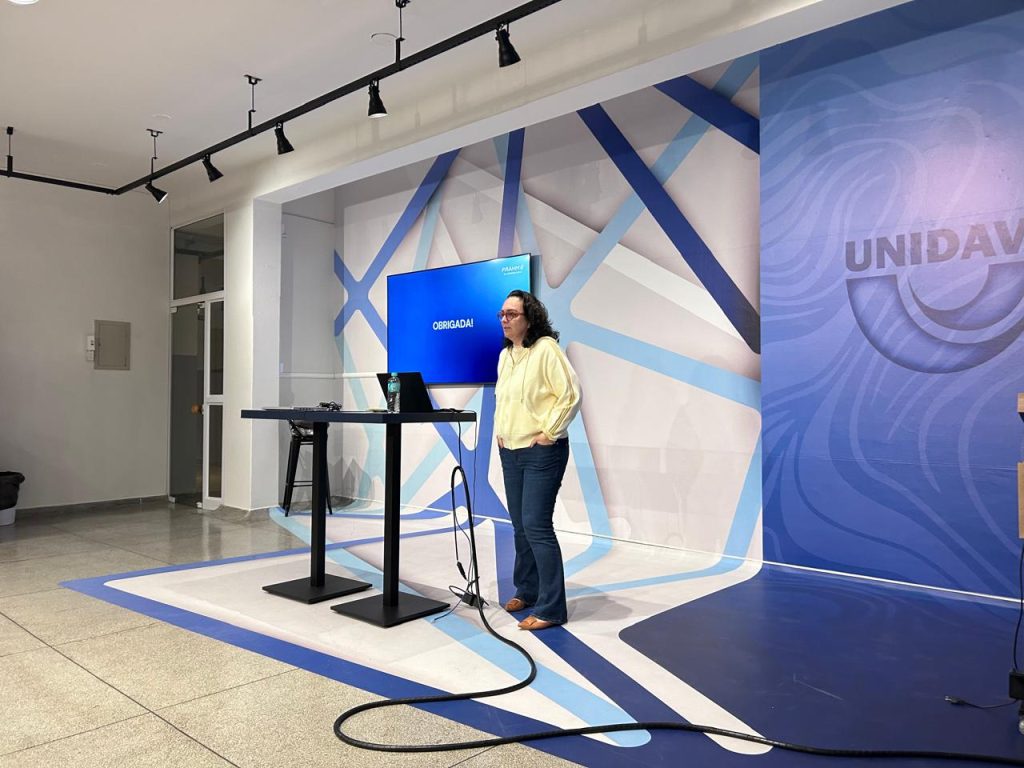 Head de RH da Frahm compartilha práticas de gestão de pessoas com acadêmicos de Administração da UNIDAVI